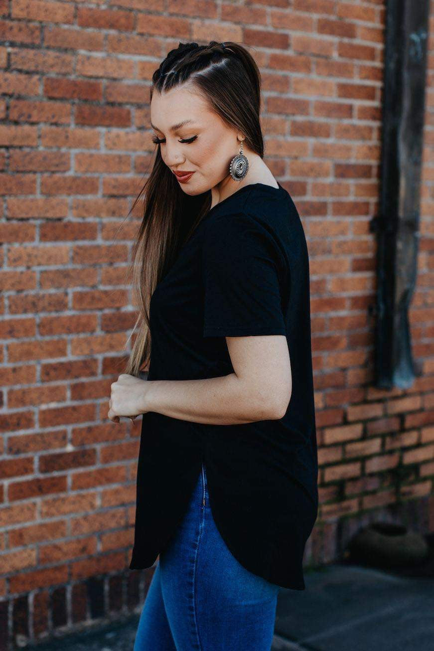 BLACK SHORT SLEEVE CURVED HEM TEE